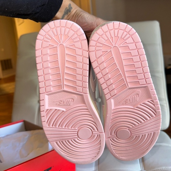 Jordan 1 Retro High OG
Washed Pink (Women's) - Picture 3 of 3